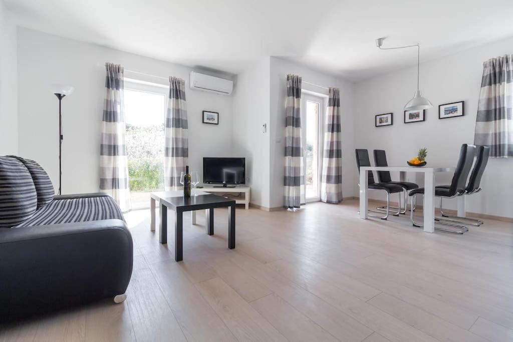 Apartments Punta Премантура Екстериор снимка